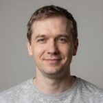 Улыбающийся мужчина делится отзывом о выборе честных условий вейджера в Casino 88 In