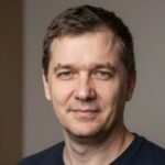 Улыбающийся мужчина подтверждает надежность методологии обзоров казино в Casino 88 In